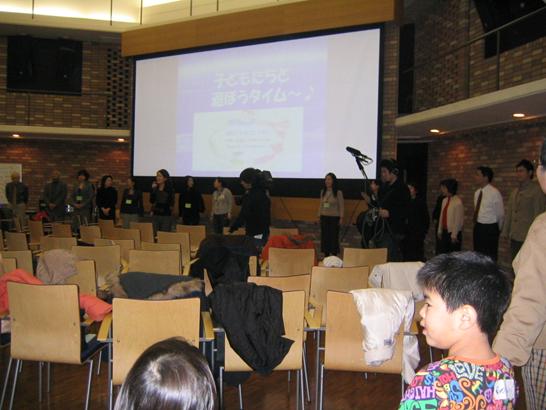 ↑子どもたちと遊ぼうタイム♪（高輪地区：本学アートホール）
