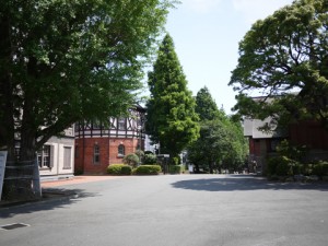 正門に向かう